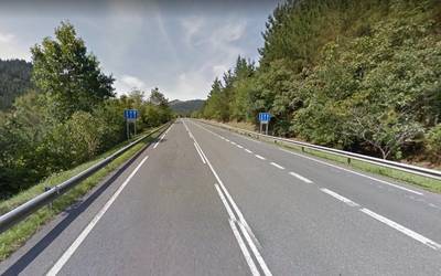 Auto batek eta furgoneta batek talka egin dute Azkaraten