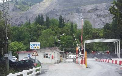 Bi langilek zauri larriak izan dituzte harrobian gertatutako istripuan