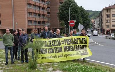 Prekarietatea salatzeko elkarretaratzea egin dute gaur Estazioko biribilgunean