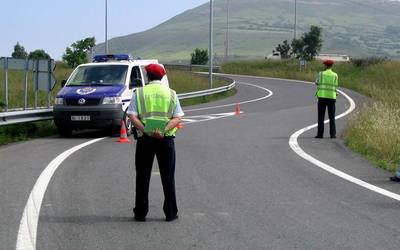 Auto-harrapaketa baten lekukoen bila dabiltza