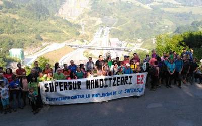 Supersur handitzearen kontrako giza-katea antolatu dute