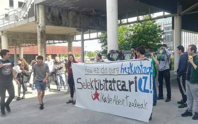 Selektibitatearen kontrako elkarretaratzea egin dute Leioako campusean