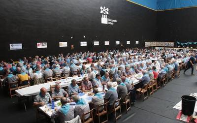 Elementaleko ikasle eta langile ohiek bazkaria egin dute