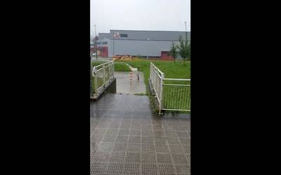 Elgetako Bolatokiko areto-futboleko kantxa, igerileku bihurtuta