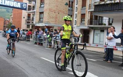 Bizikletan zein lasterka, Indiaren alde