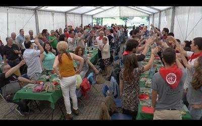 Mahaiaren inguruan bilduta ospatu dituzte Iurre auzoko  festak