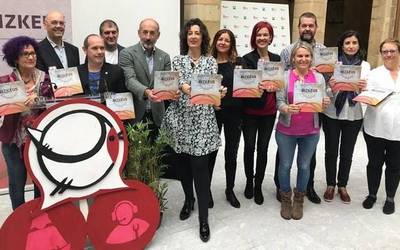 Bizkaiko Foru Aldundiak Kaixo-Agur eskuliburua aurkeztu du merkataritza eta ostalaritza sektorearen aurrean