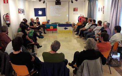 Herri Maputxeen gaineko solasaldi arrakastatsua izan zen atzo, kultura etxean