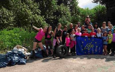 LIFE-IREKIBAI proiektuaren laguntzaz Baztango Udalak erreka eta inguruko herrilurren garbiketa auzolanak egin ditu bertze urte batez