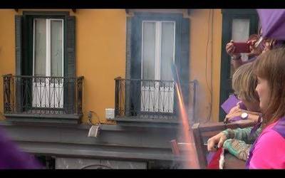 Tolosaldeko Emakume Feminista taldeko kideek  eman diete hasiera San Joan jaiei