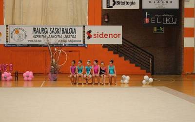 Kolorez eta pozez bete da kiroldegia, Loretoki taldeko gimnasten erakustaldian