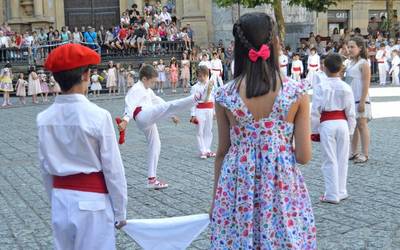 19 bikotek hartu zuten Plaza, dantzan