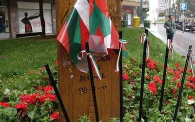 Santutxuko Sei Izar monolitoa ikurrin eta aizto batekin esnatu da