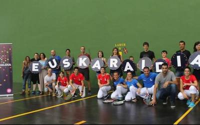 Berrizko frontenis txapelketako kideek Euskaraldiarekin bat egin dute