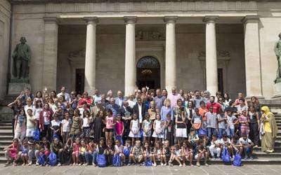 Uda Araban igaroko duten ume sahararrei harrera egin diete