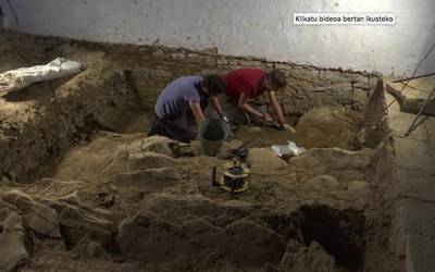 Haurtxo baten hilobia aurkitu dute San Migel baselizako indusketa lanetan