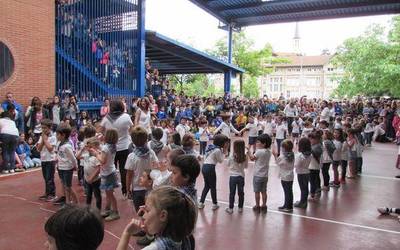 Egun osoko festarekin agurtu dute ikasturtea Ikasberrin