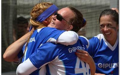 Rebeka Carrerak eta Miren Gozategik Espainiako sofboleko ohorezko liga irabazi dute