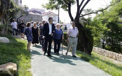 Igogailu panoramikoa eta oinezkoen pasealekua zabaldu dituzte Algortako Portu Zaharrean