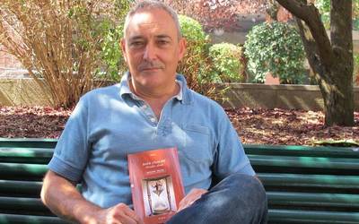"Lehenbiziko liburua 42 urtegaz publikatu zidaten, eta ordutik hazi egin naizela igarri dut."