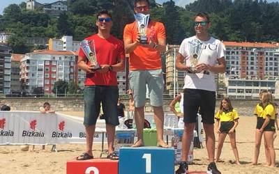 Mikel Mangas eta Jon Ulacia, Ondarroako Itsas Zeharkaldiko podiumean
