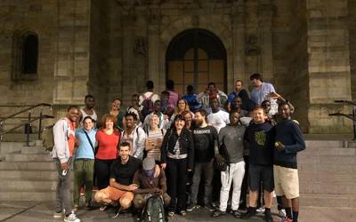 Atxurigorriko auzo elkarteak heldu berri diren migrantzaileak babestu ditu