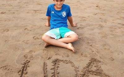 UDAren koloreak harrotasunez erakutsiz munduan