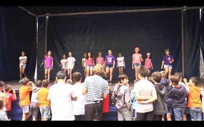 Ikuskizun ederra eskaini dute Alegiako haurrek  festetako playback-ean