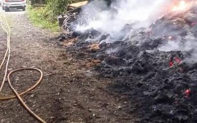 Gau osoa igaro dute suhiltzaileek Delikan, lastoa gordetzeko gune batean sortutako sua itzaltzen