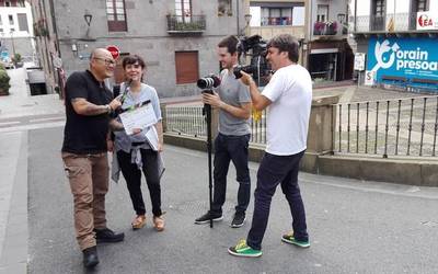 Soraluzeko hiru lagun 'Historias a Bocados' saioan