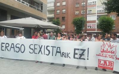 Elkarretaratzea egin dute santutxuko taberna batean eraso sexistak ematen direla saltzeko
