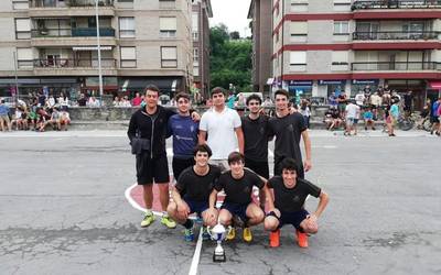 MFK taldeak irabazi du Bergarako Semicup areto futbol txapelketa