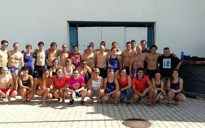 Mikel Mangas eta Carmela Peñalba izan dira lehen zumaiarrak Getaria-Zarautz itsas zeharkaldian