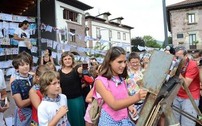 Naxara Aleman neskatoak piztutako txupinazoarekin lehertu dira Santiago bestak Elizondon