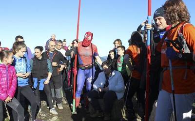 Alpetan izango da Spiderabel bi pertsona itsu mendi zeharkaldi batean gidatuz