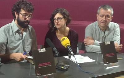 “Testuingurua ulertzeko liburua da, ez elizari egurra emateko”
