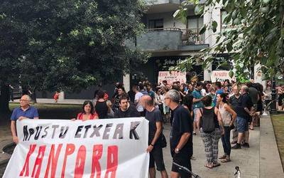 Apustu etxeen aurkako aldarria eraman dute Balentina Agirre plazara