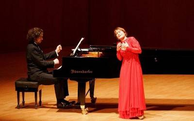 Artziniegara helduko da bihar Donostiako Musika Hamabostaldia Leticia Vergara eta Maciej Pikulskiren eskutik
