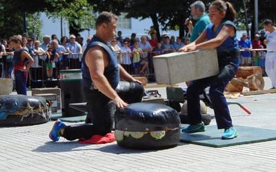 Joseba Ostolaza Harri Eskolako kideak plazaz plaza dabiltza udan