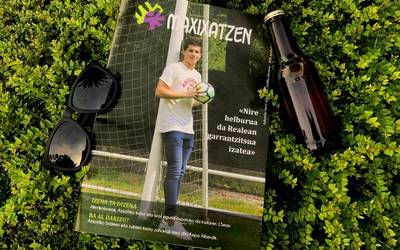 Hasi gara abuztuko Maxixatzen aldizkaria banatzen