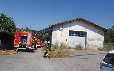 Etxola batek sua hartu du Amurrioko Ugarte auzoan