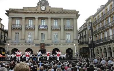 Donostiako Konstituzio Plaza jendez goraino beteta, Oñatiko Korpus dantzak ikusteko