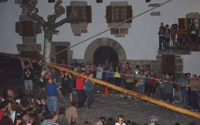 Arbola altxatzearekin eta joaldunekin abiatuko dira Zubietako festak astearte gauerdian