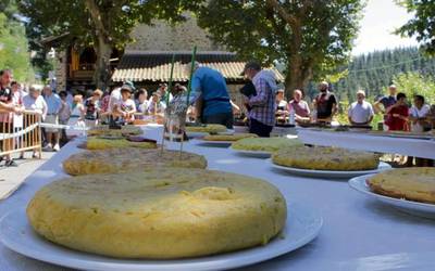 [ERREZETA] Nola prestatzen da San Rokeren errepikapeneko txapelketa gastronomikoan iaz irabazi zuen tortilla?