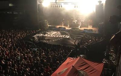 Des-Kontrolen jarraitzaileek Donostiako Piraten txosna-gunea hartu zuten