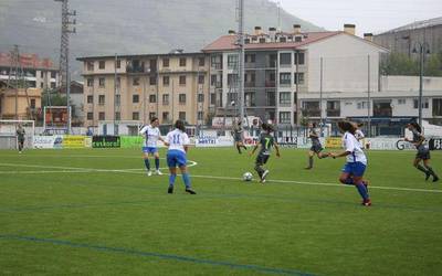 Nesken futbol partidarekin inauguratu dute Garmendipeko zelai artifizial berritua