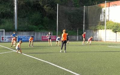 Emakumezko errugbilarien entrenamendua Ezozin
