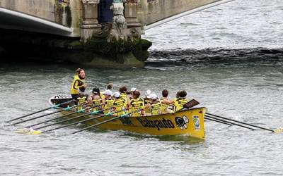 Donostiako Estropadari begira daude herriko traineruak