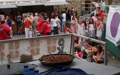 Lau eguneko festak busti du herria
