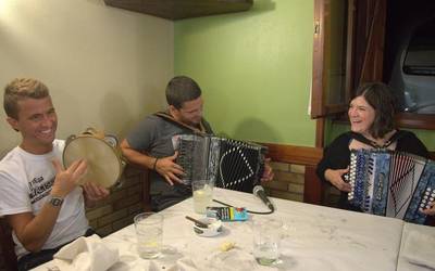 Giro ederrean ospatu dituzte San Agustin jaiak Aizpurutxon